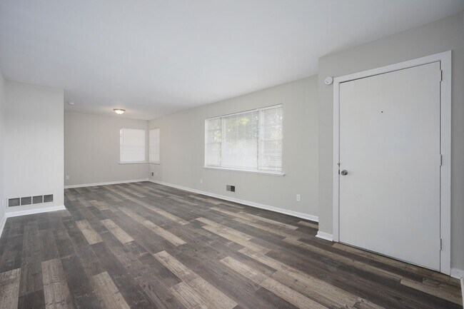 Building Photo - Newly renovated, spacious and versatile ho...