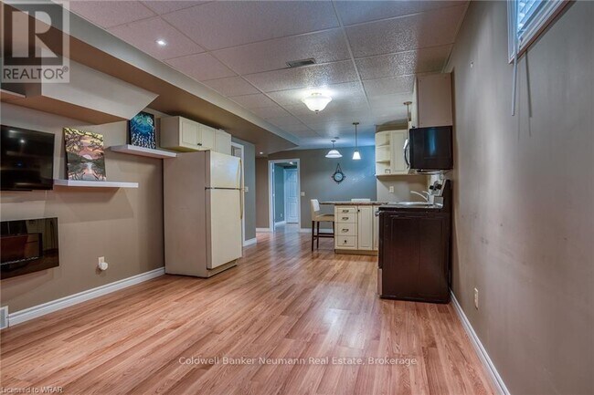 Building Photo - 19 Peachtree Crescent