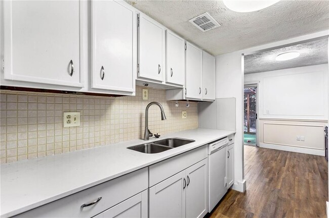 Foto del edificio - 8827 Applegate Ln