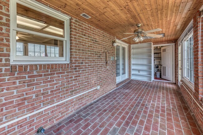 Foto del edificio - 2734 E Oakland Ave