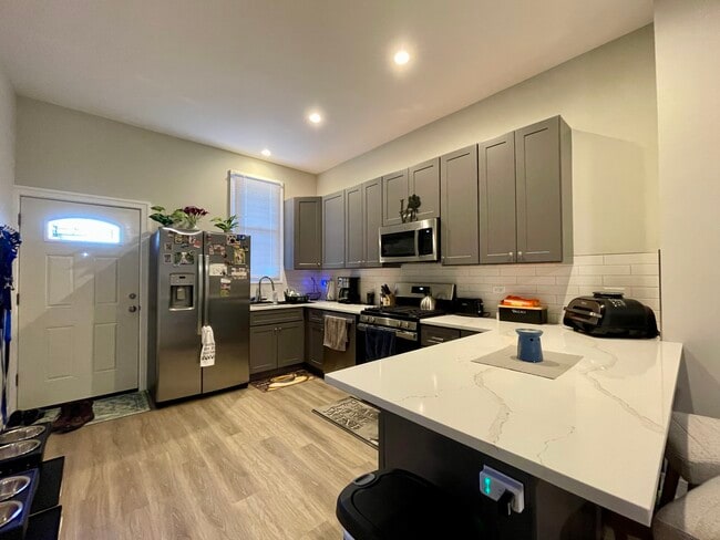 Building Photo - 1725 N Honore St