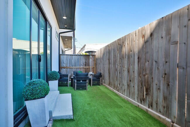 Foto del edificio - 5704 Fairdale Ln