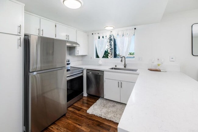 Building Photo - 155 Rosebay Dr