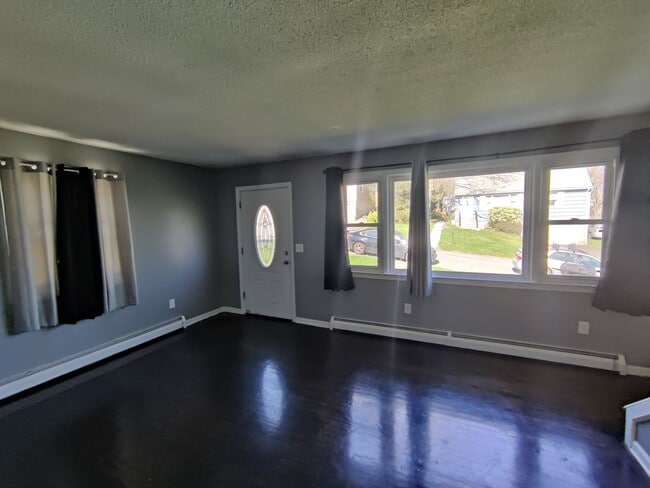 Building Photo - BEAUTIFUL Waterbury Cape w/ 4 Bedrooms, 2 ...