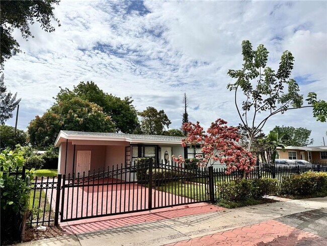 Building Photo - 1783 Lauderdale Manor Dr