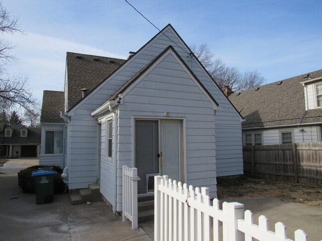 Building Photo - Cape Cod 3bed 1.5 bath in Westwood Hills, KS