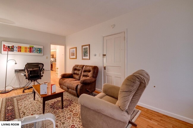 Foto del edificio - 513 1/2 W James St