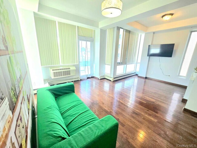 Foto del edificio - 42-05 Parsons Blvd