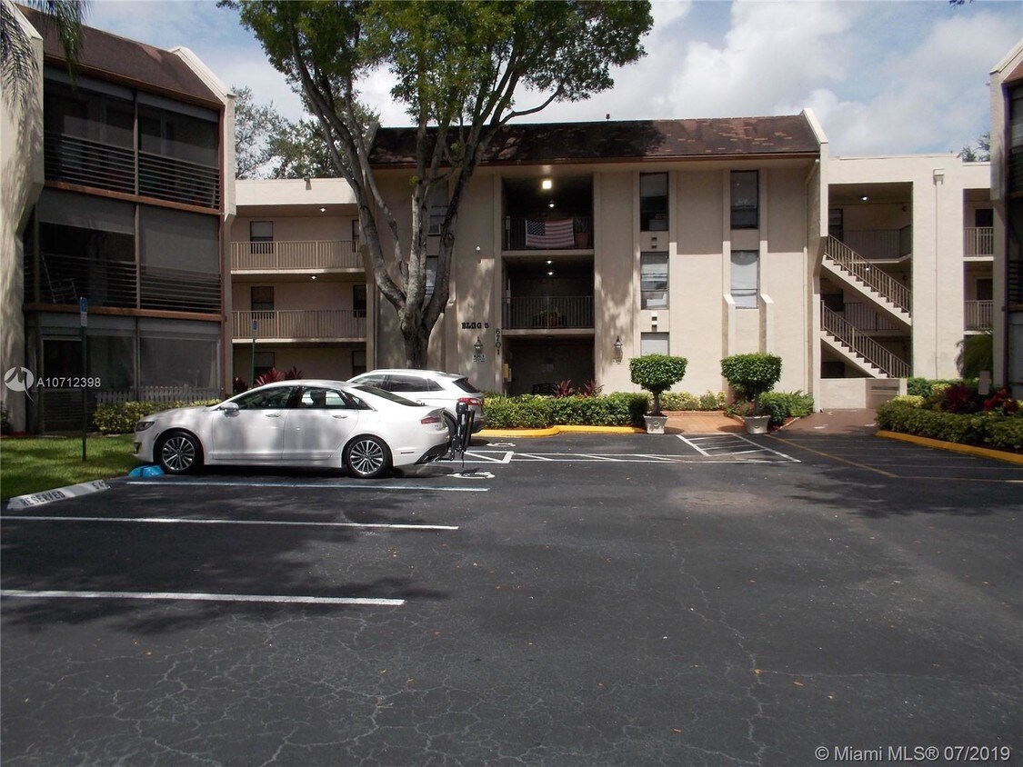 Primary Photo - 6701 N University Dr