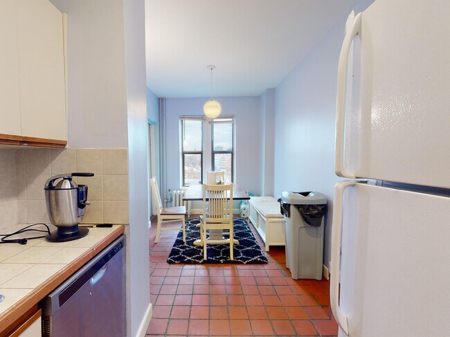 Building Photo - 448 Park Dr