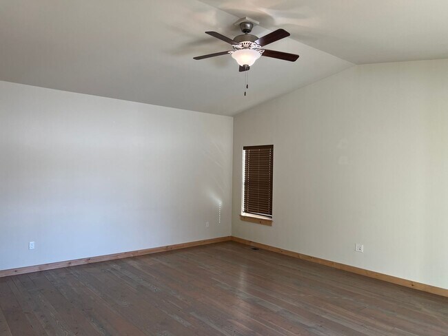 Foto del edificio - 3 Bed 2 Bath with double garage in Four Co...