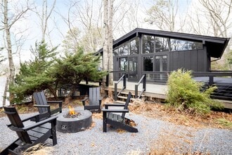 Building Photo - 15 Lake View Ct