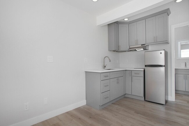 Building Photo - 10442 Lampson Ave