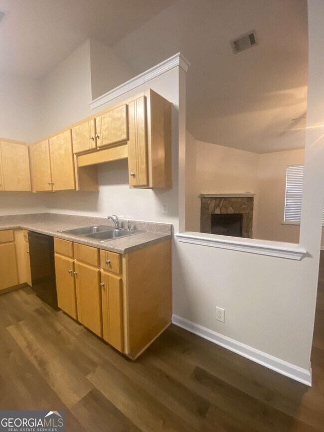 Building Photo - 102 Lake Victoria Dr