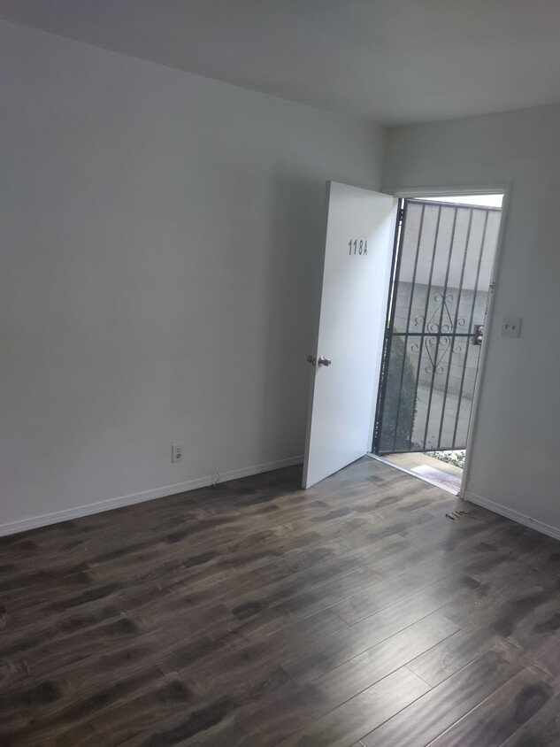 Entrance - 118 N Inglewood Ave