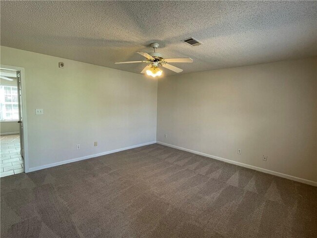 Building Photo - 1608 Hallmark Hills Dr