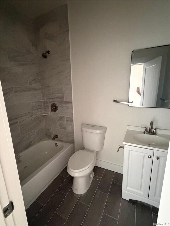 Foto del edificio - 910 E 226th St