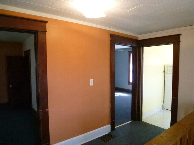Building Photo - 2 Bedroom-Upper Apartment with Utilities Paid