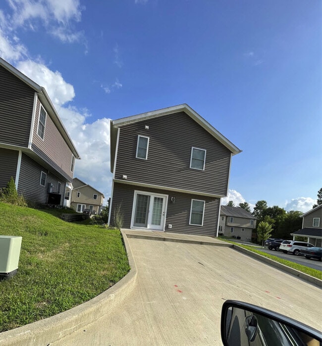 Back with 2 car reserve park and barbque porch - 1768 W Countryside Ln