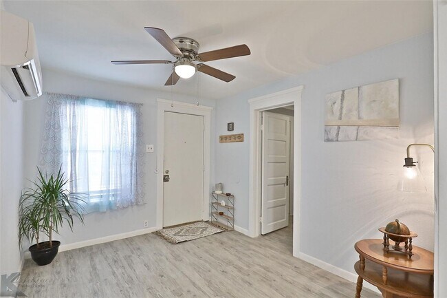 Foto del edificio - TINY HOUSE ready to rent! 1 bed, 1 bath, a...