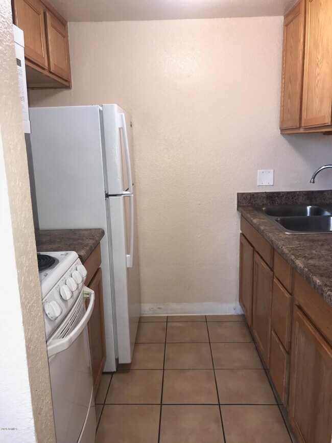 Building Photo - 3141 E Cypress St