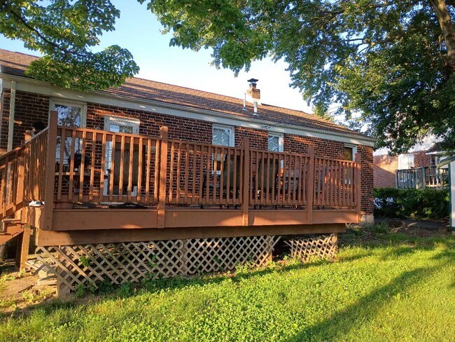Building Photo - 546 Larkspur St