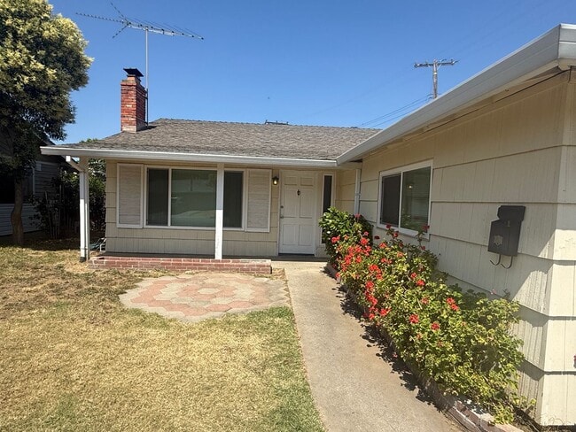 Building Photo - 3 bed 1 bath home available now