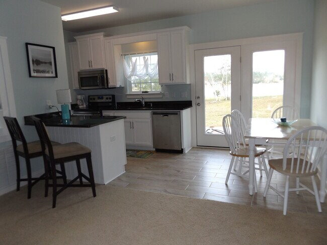 Building Photo - LAKEFRONT HOME