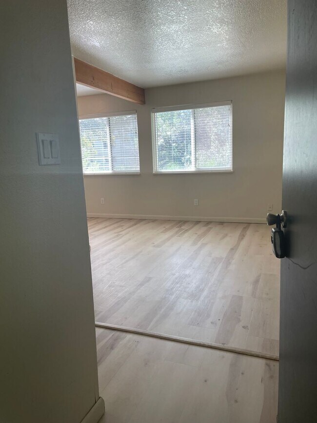 Foto del edificio - 1705 Heatheridge Rd