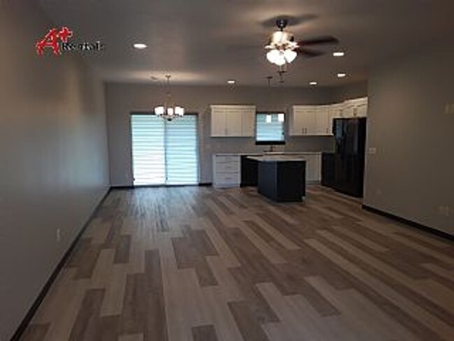 Foto del edificio - Three bedroom two bathroom Twin home w tri...