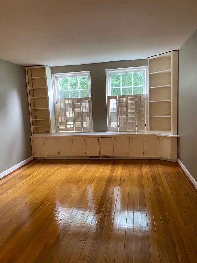 Living room - 3441 S Stafford St