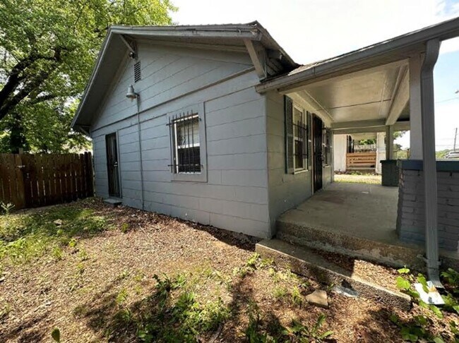 Foto del edificio - AVAILABLE NOW! HALF OFF 2ND MONTH RENT! 2 Bed 1 Bath home in Kansas City $975