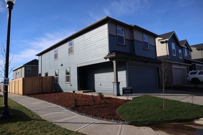 Foto del edificio - LIKE NEW Spacious 2 Story Home on Corner L...