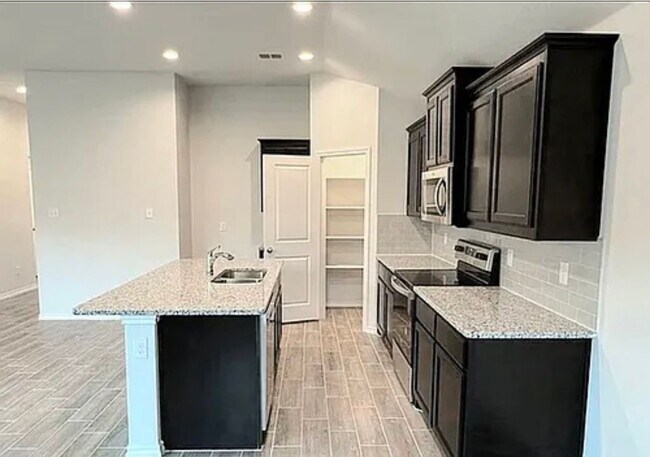 Foto del edificio - 5825 Brookville Dr