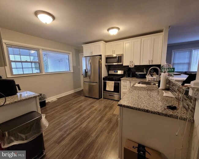 Foto del edificio - 302 Iris Rd