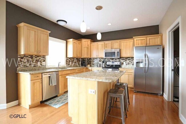 Foto del edificio - Gorgeous 3 Bedroom executive home in a pri...