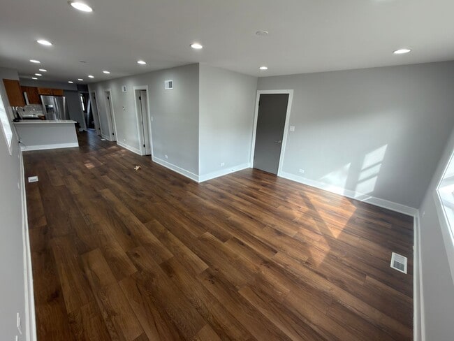 Building Photo - 6524 W Diversey Ave