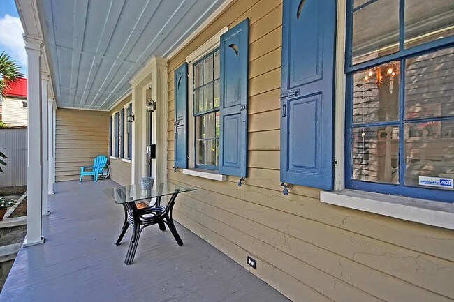 Building Photo - 16 Bogard St