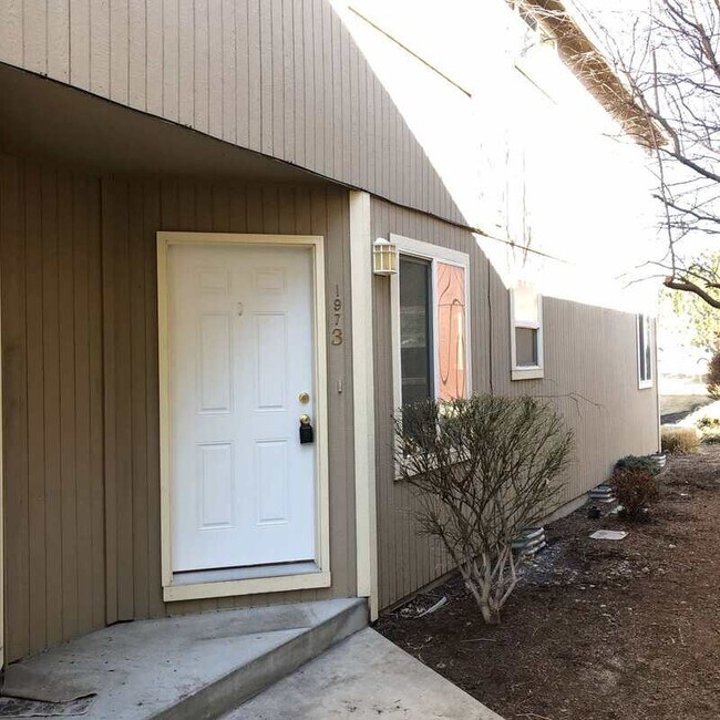 Foto del edificio - 1973 SW Canyon Dr