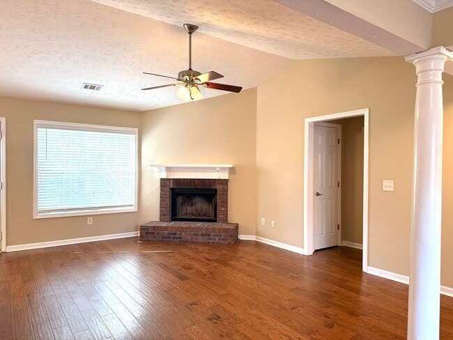 Foto del edificio - Beautiful 3-Bedroom Home in Desirable Ogle...