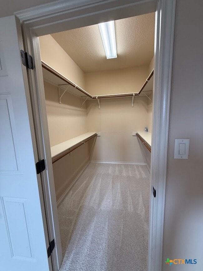 Building Photo - 976 Parkview Dr