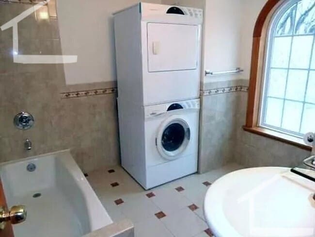 Building Photo - Single-Family House, Garage Parking, Central Heat/AC, In-Unit Washer and Dryer