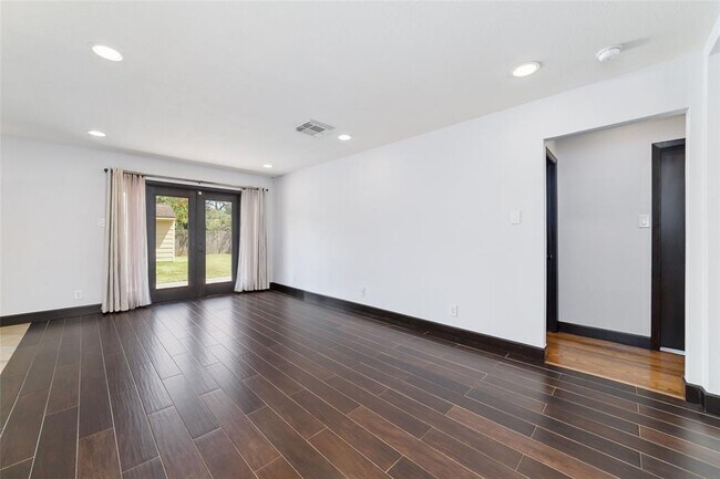 Building Photo - 5418 Poinciana Dr