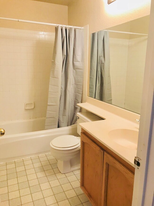 Foto del edificio - 3 Bedroom 2 Bath House in M Section of Rohnert Park - SSU Students Welcome