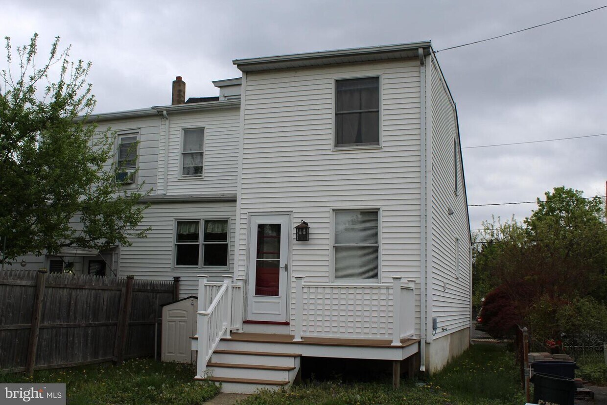 Primary Photo - 8 E Church St