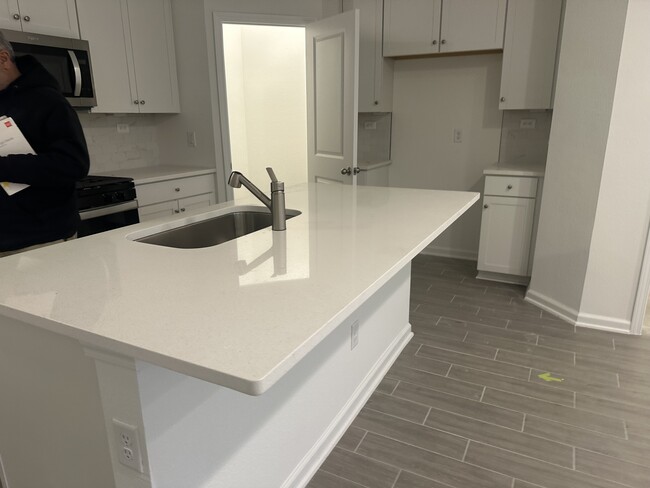 Building Photo - 366 Brandon Lakes Dr