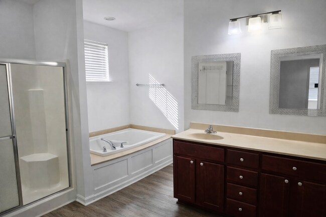 Baño del primer dormitorio - 2466 Leytonstone Dr