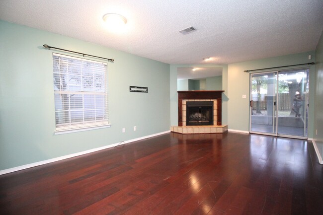 Foto del edificio - 2 bed 2 bath 1st floor condo near Pensacol...