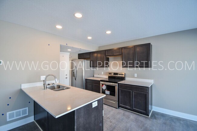 Foto del edificio - Beautiful Newer 3 Bedroom Townhome with at...