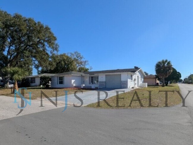 Foto del edificio - 3/2/1 1508 Sq. Ft. LARGE Corner Lot home: Updated Kitchen & Baths, NEW paint, NEW floors, Fenced ...